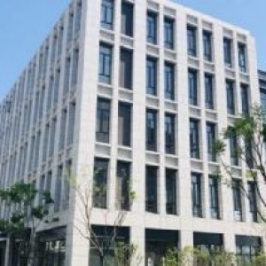 优质产业园招商，2000平新建厂房在售，独立产证，地铁口配食