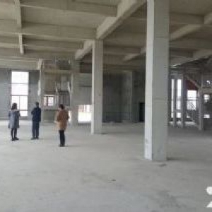 小面积标准厂房出售，可架行车，可做生产，三证齐全，可按揭